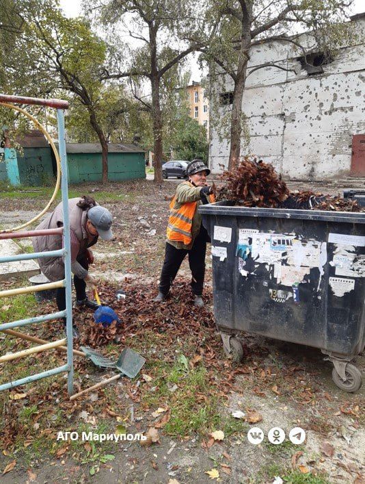 Коммунальщики благоустроили придомовые территории в Ильичевском районе Мариуполя Коммунальщики благоустроили придомовые территории в Ильичевском районе Мариуполя