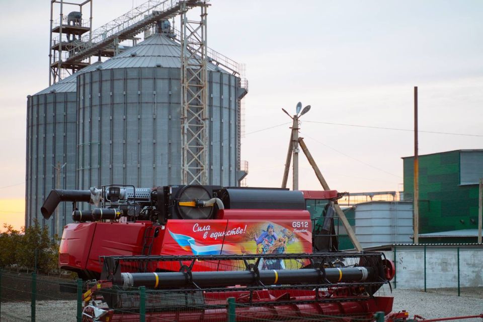 На одном из зерноперерабатывающих предприятий, расположенном в поселке Володарское под Мариуполем, корреспондент «КП Донецк» заметил патриотичный зерноуборочный комбайн GS12 производства «Брянсксельмаш» На одном из зерноперерабатывающих предприятий, расположенном в поселке Володарское под Мариуполем, корреспондент «КП Донецк» заметил патриотичный зерноуборочный комбайн GS12 производства «Брянсксельмаш»