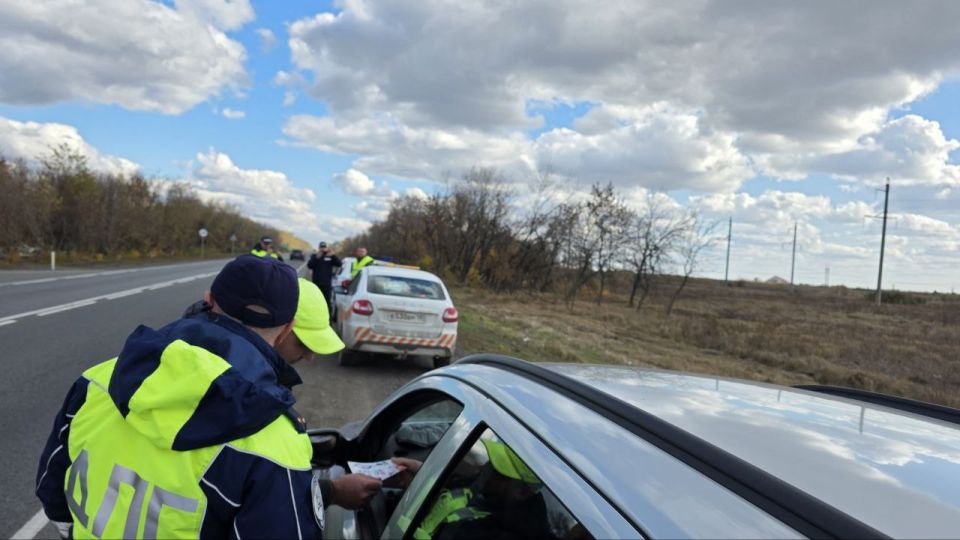 В Макеевке сотрудники ГАИ проводят совместные акции с работниками дорожных служб В Макеевке сотрудники ГАИ проводят совместные акции с работниками дорожных служб