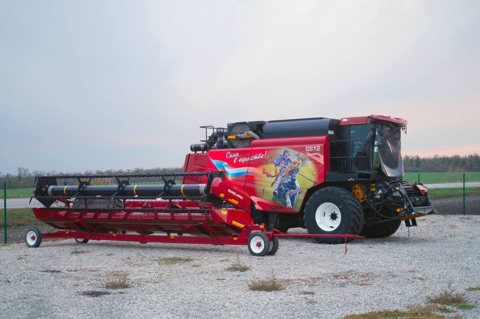 На одном из зерноперерабатывающих предприятий, расположенном в поселке Володарское под Мариуполем, корреспондент «КП Донецк» заметил патриотичный зерноуборочный комбайн GS12 производства «Брянсксельмаш» На одном из зерноперерабатывающих предприятий, расположенном в поселке Володарское под Мариуполем, корреспондент «КП Донецк» заметил патриотичный зерноуборочный комбайн GS12 производства «Брянсксельмаш»