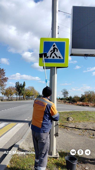В Мариуполе дорожники ведут очистку установленных знаков В Мариуполе дорожники ведут очистку установленных знаков
