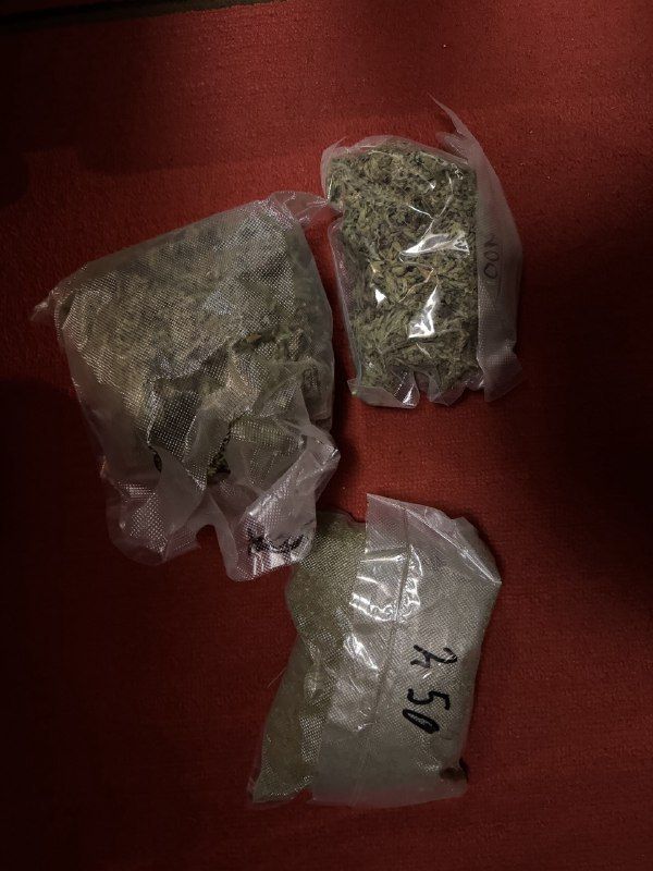 Сотрудники полиции задержали двух наркосбытчиков в Горловке Сотрудники полиции задержали двух наркосбытчиков в Горловке