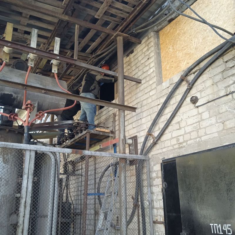 Мариупольтранс: Сотрудниками службы энергохозяйства МУП "МАРИУПОЛЬТРАНС," после проведения технического осмотра контактной сети трамвая в депо, выполнены работы по замене поперечных растяжек из проволоки на растяжки из троса Мариупольтранс: Сотрудниками службы энергохозяйства МУП "МАРИУПОЛЬТРАНС," после проведения технического осмотра контактной сети трамвая в депо, выполнены работы по замене поперечных растяжек из проволоки на растяжки из троса