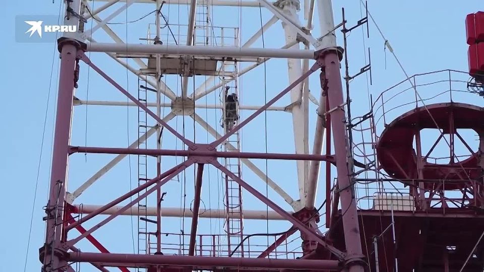 «Неспешный, кропотливый и захватывающий труд»: Альпинисты возвращают блеск 214-метровой телевышке Мариуполя