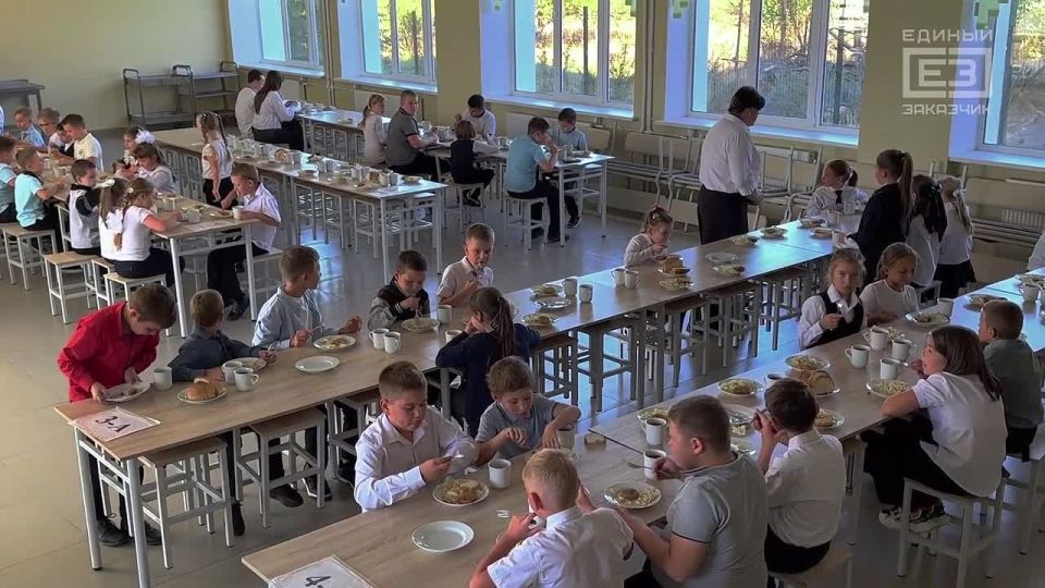 Директор школы №19 поселка Каменск поблагодарила строителей за восстановление образовательного учреждения