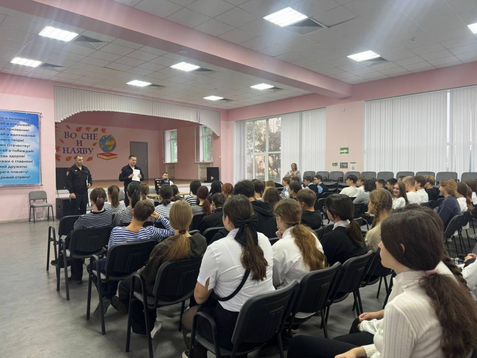 Мариупольские полицейские рассказали школьникам о своей работе