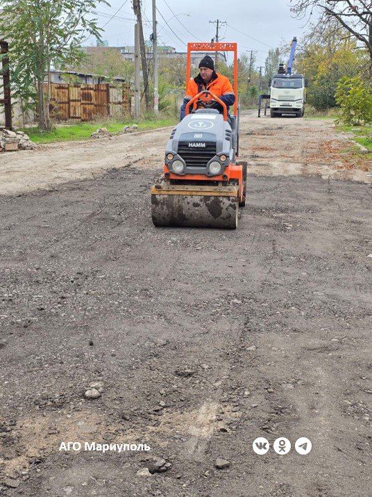 Специалисты провели дорожные работы в двух районах Мариуполя Специалисты провели дорожные работы в двух районах Мариуполя