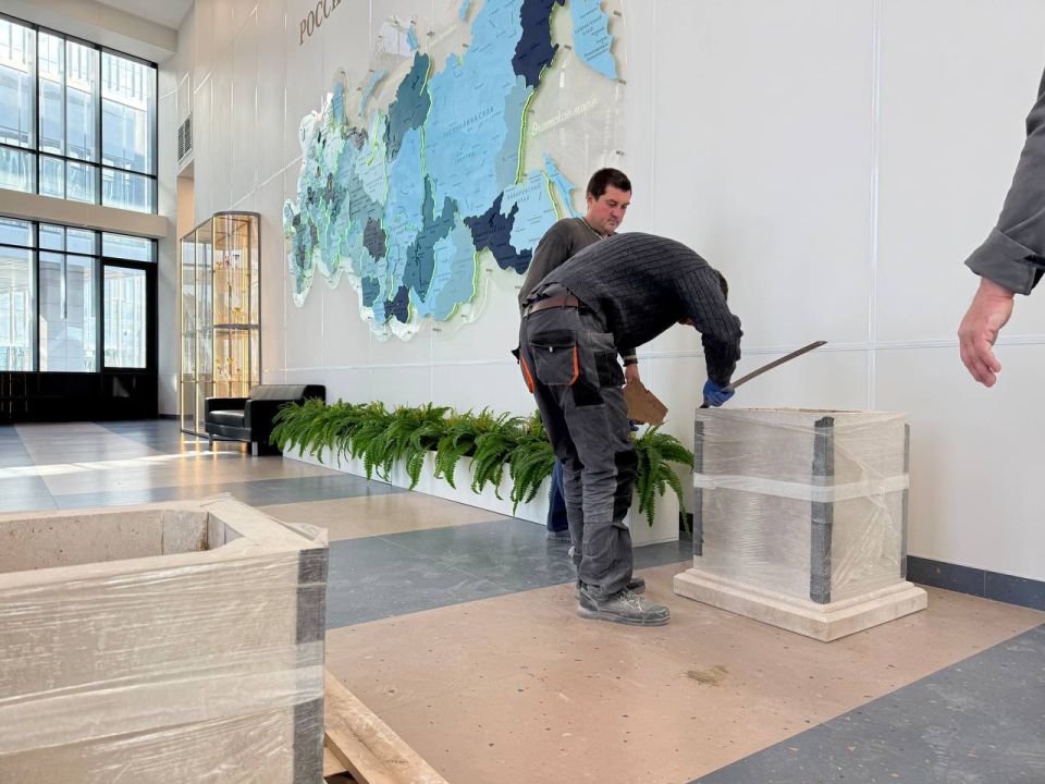 Строители из СанктПетербурга доставили постамент под бюст адмирала Павла Нахимова в Мариупольский филиал Нахимовского военноморского училища Строители из СанктПетербурга доставили постамент под бюст адмирала Павла Нахимова в Мариупольский филиал Нахимовского военноморского училища