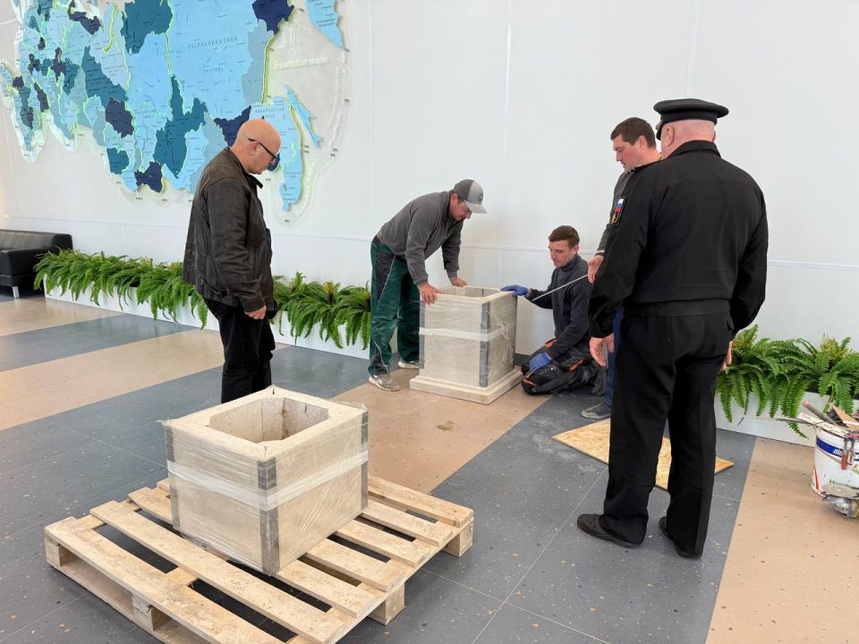 Строители из СанктПетербурга доставили постамент под бюст адмирала Павла Нахимова в Мариупольский филиал Нахимовского военноморского училища Строители из СанктПетербурга доставили постамент под бюст адмирала Павла Нахимова в Мариупольский филиал Нахимовского военноморского училища