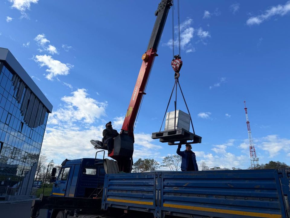 Строители из СанктПетербурга доставили постамент под бюст адмирала Павла Нахимова в Мариупольский филиал Нахимовского военноморского училища Строители из СанктПетербурга доставили постамент под бюст адмирала Павла Нахимова в Мариупольский филиал Нахимовского военноморского училища