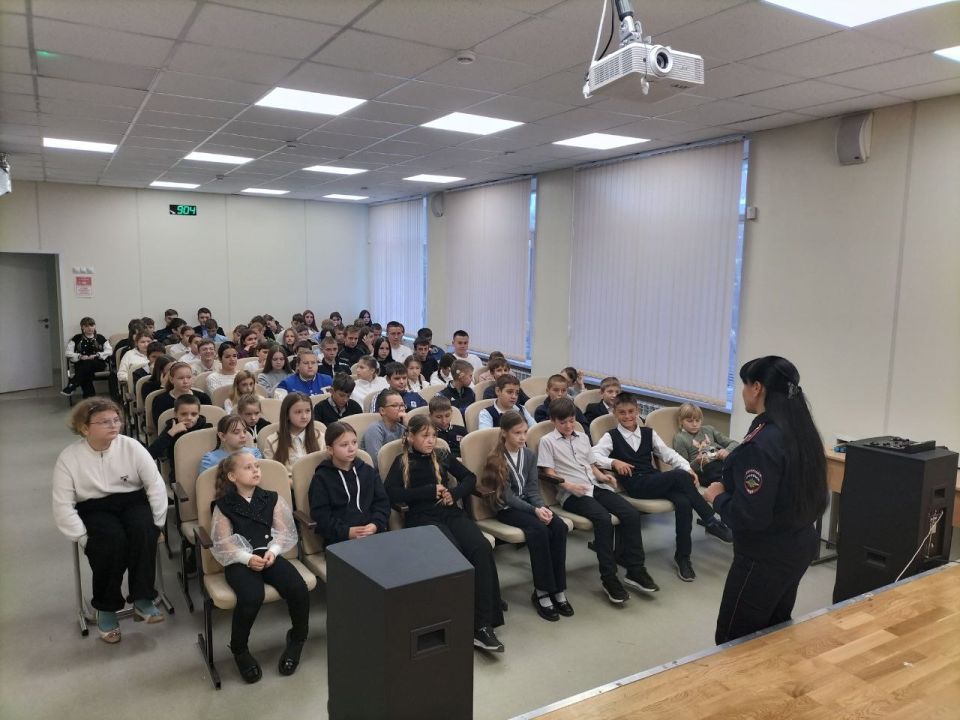 Сотрудники ОГИБДД Мариуполя проводят беседы с детьми Сотрудники ОГИБДД Мариуполя проводят беседы с детьми