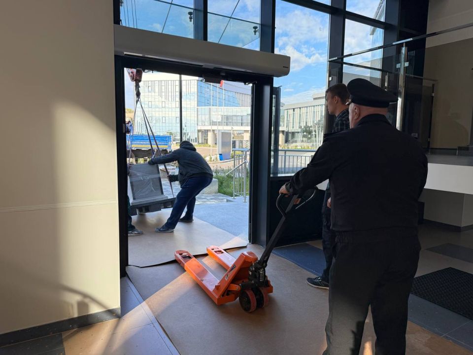 Строители из СанктПетербурга доставили постамент под бюст адмирала Павла Нахимова в Мариупольский филиал Нахимовского военноморского училища Строители из СанктПетербурга доставили постамент под бюст адмирала Павла Нахимова в Мариупольский филиал Нахимовского военноморского училища