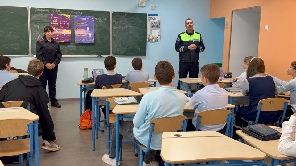 Сотрудники ОГИБДД Мариуполя проводят беседы с детьми Сотрудники ОГИБДД Мариуполя проводят беседы с детьми