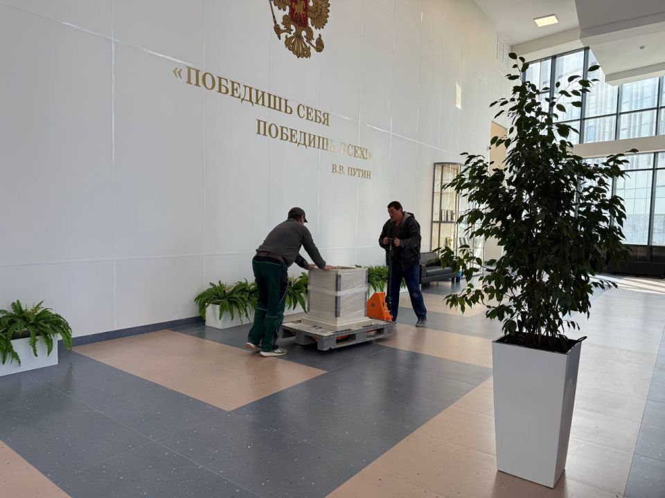 Строители из СанктПетербурга доставили постамент под бюст адмирала Павла Нахимова в Мариупольский филиал Нахимовского военноморского училища Строители из СанктПетербурга доставили постамент под бюст адмирала Павла Нахимова в Мариупольский филиал Нахимовского военноморского училища