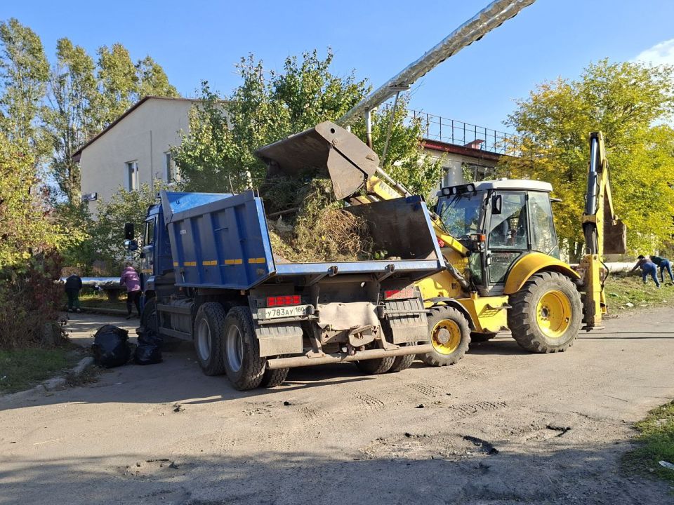 Активные жители пос. Каменск организовали субботник Активные жители пос. Каменск организовали субботник