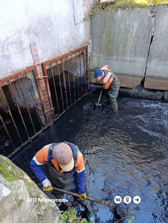 В Зинцевой балке Мариуполя дорожники прочистили ливневую канализацию В Зинцевой балке Мариуполя дорожники прочистили ливневую канализацию