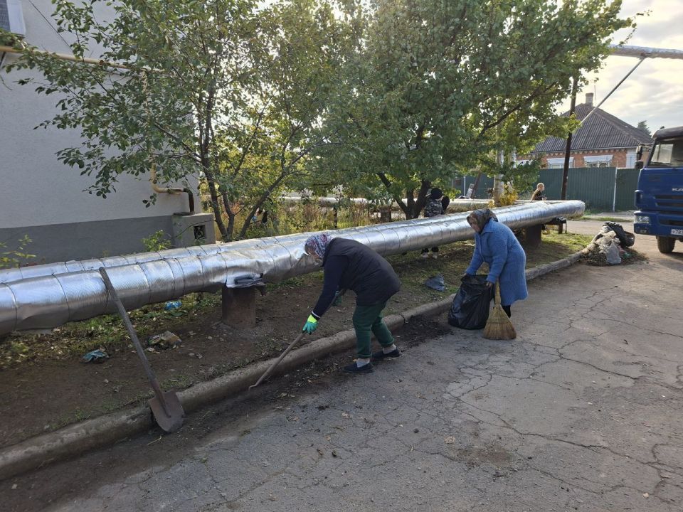 Активные жители пос. Каменск организовали субботник Активные жители пос. Каменск организовали субботник