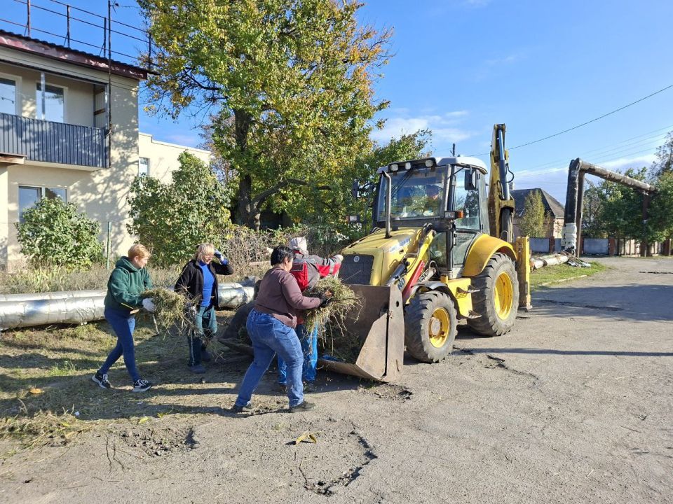 Активные жители пос. Каменск организовали субботник Активные жители пос. Каменск организовали субботник