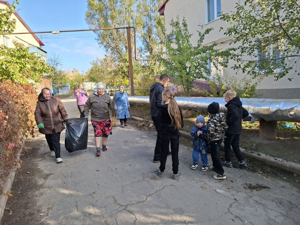 Активные жители пос. Каменск организовали субботник Активные жители пос. Каменск организовали субботник