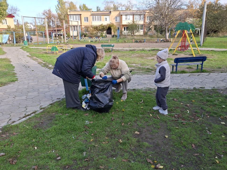Активные жители пос. Каменск организовали субботник Активные жители пос. Каменск организовали субботник