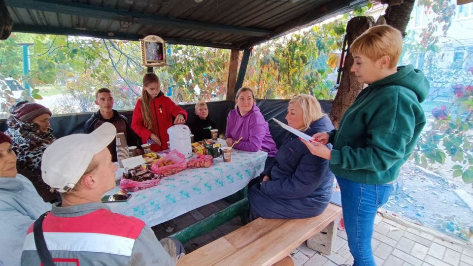 Активные жители пос. Каменск организовали субботник Активные жители пос. Каменск организовали субботник