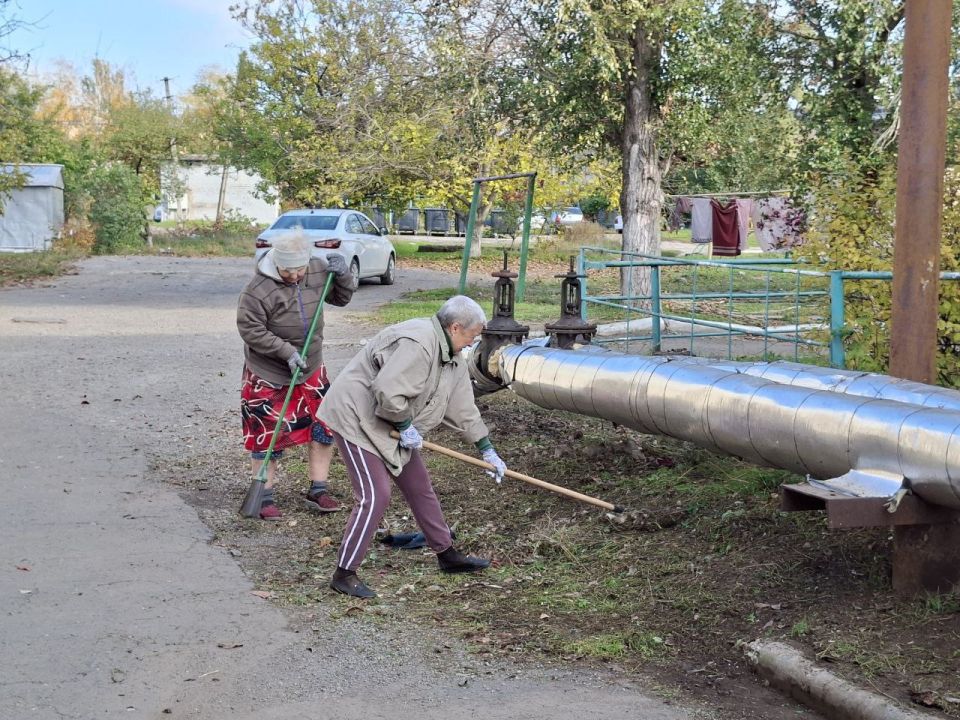 Активные жители пос. Каменск организовали субботник Активные жители пос. Каменск организовали субботник