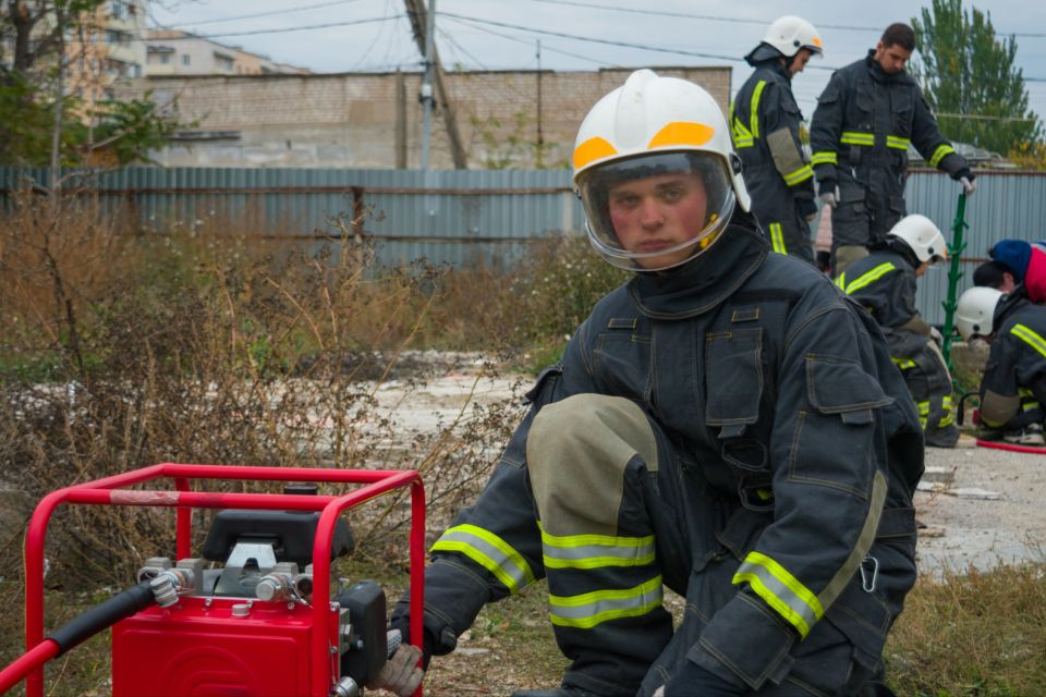 Инструкторы Донецкого регионального отделения ВСКС провели для мариупольских добровольцев мастер-класс по работе с гидравлическим аварийно-спасательным инструментом Инструкторы Донецкого регионального отделения ВСКС провели для мариупольских добровольцев мастер-класс по работе с гидравлическим аварийно-спасательным инструментом