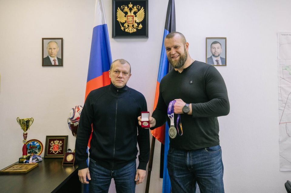 Антон Кольцов: Тепло приветствовал Александра Белобокова, который на днях вернулся с Чемпионата мира по легкой атлетике среди спортсменов с нарушением опорно-двигательного аппарата