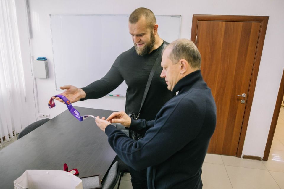 Антон Кольцов: Тепло приветствовал Александра Белобокова, который на днях вернулся с Чемпионата мира по легкой атлетике среди спортсменов с нарушением опорно-двигательного аппарата Антон Кольцов: Тепло приветствовал Александра Белобокова, который на днях вернулся с Чемпионата мира по легкой атлетике среди спортсменов с нарушением опорно-двигательного аппарата