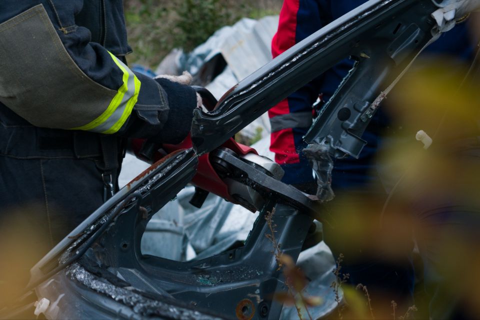 Инструкторы Донецкого регионального отделения ВСКС провели для мариупольских добровольцев мастер-класс по работе с гидравлическим аварийно-спасательным инструментом Инструкторы Донецкого регионального отделения ВСКС провели для мариупольских добровольцев мастер-класс по работе с гидравлическим аварийно-спасательным инструментом