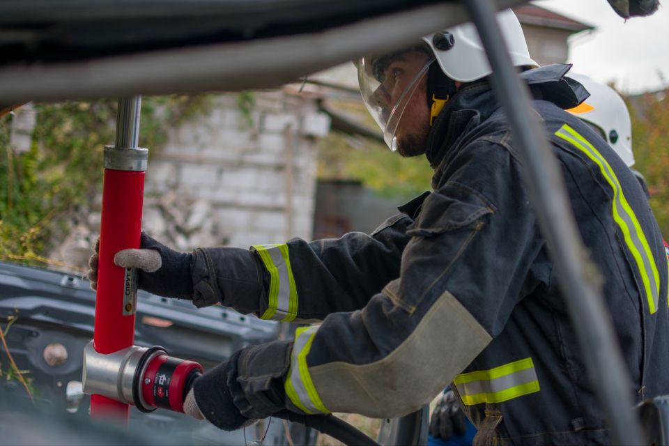 Инструкторы Донецкого регионального отделения ВСКС провели для мариупольских добровольцев мастер-класс по работе с гидравлическим аварийно-спасательным инструментом Инструкторы Донецкого регионального отделения ВСКС провели для мариупольских добровольцев мастер-класс по работе с гидравлическим аварийно-спасательным инструментом