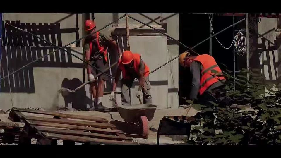 Фильм о строителях, которые восстанавливают Мариуполь