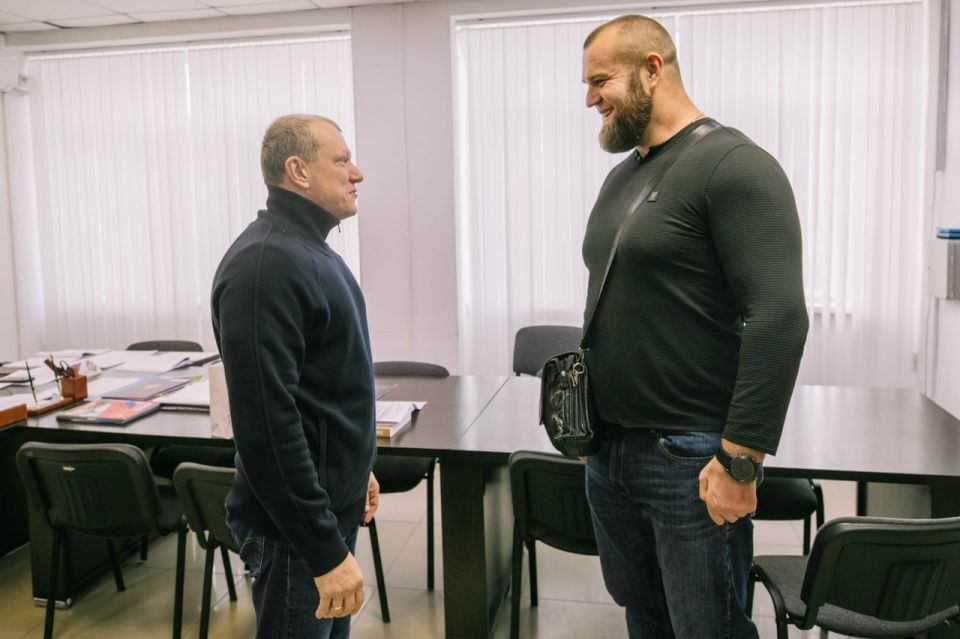 Антон Кольцов: Тепло приветствовал Александра Белобокова, который на днях вернулся с Чемпионата мира по легкой атлетике среди спортсменов с нарушением опорно-двигательного аппарата Антон Кольцов: Тепло приветствовал Александра Белобокова, который на днях вернулся с Чемпионата мира по легкой атлетике среди спортсменов с нарушением опорно-двигательного аппарата