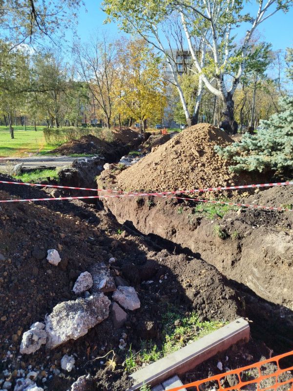 В парке Победы подготовлены траншеи для прокладки подземных коммуникаций В парке Победы подготовлены траншеи для прокладки подземных коммуникаций
