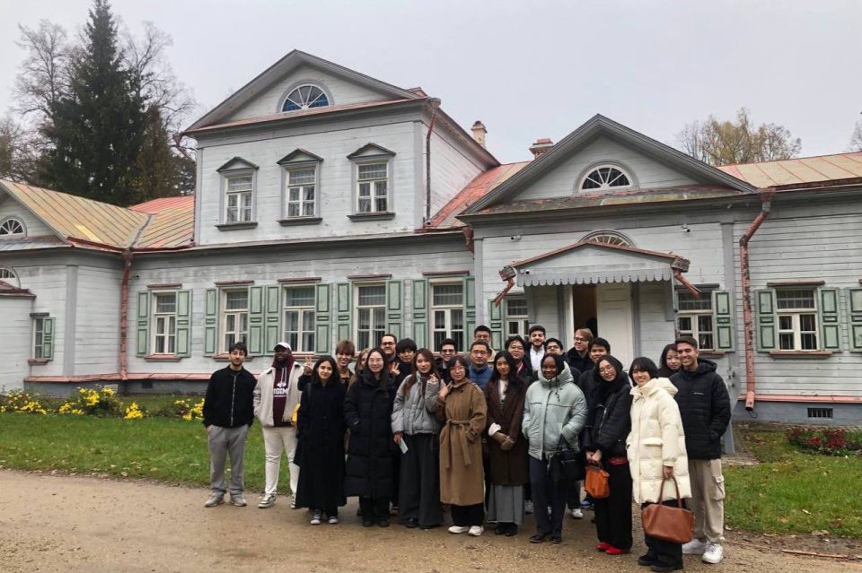 Иностранные студенты МГИМО в музее-заповеднике Абрамцево