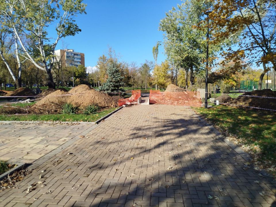 В парке Победы подготовлены траншеи для прокладки подземных коммуникаций В парке Победы подготовлены траншеи для прокладки подземных коммуникаций