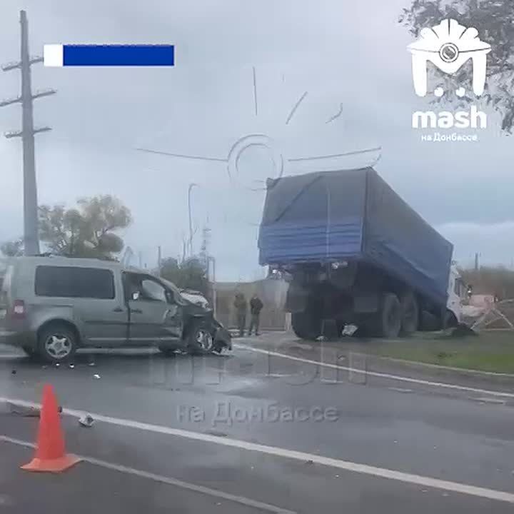 Грузовик и минивэн столкнулись на мосту возле Азовстали в Мариуполе