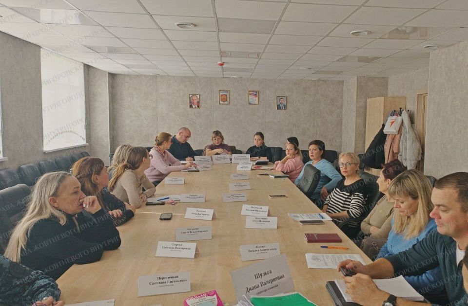 В здании управы Жовтневого внутригородского района города Мариуполя состоялось очередное заседание Комиссии по делам несовершеннолетних и защите их прав (КДНиЗП)