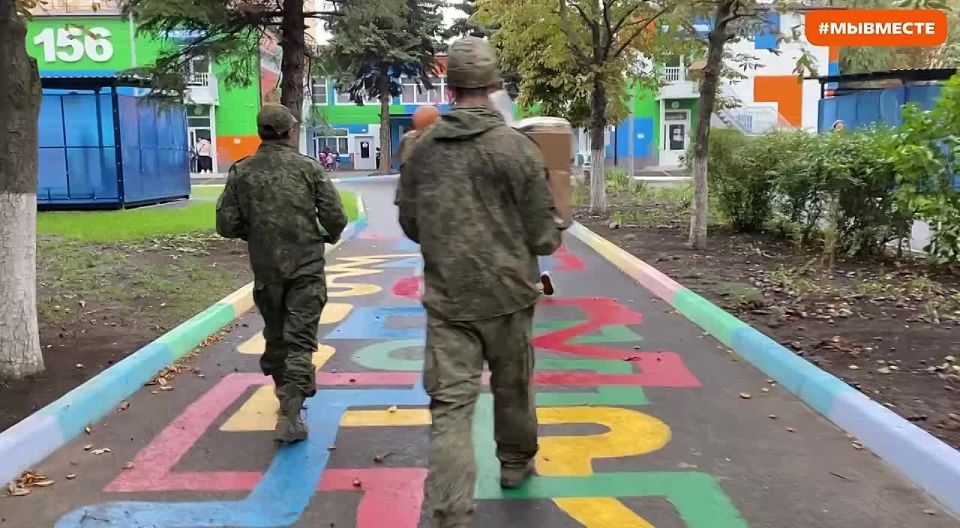 Волонтёры #МЫВМЕСТЕ и военнослужащие дарят радость детям Мариуполя!