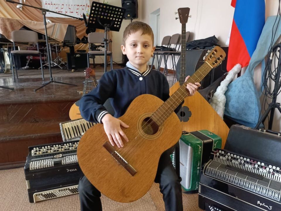 Более 20 музыкальных инструментов липчане передали в Володарскую детскую музыкальную школу имени Доната Патричи