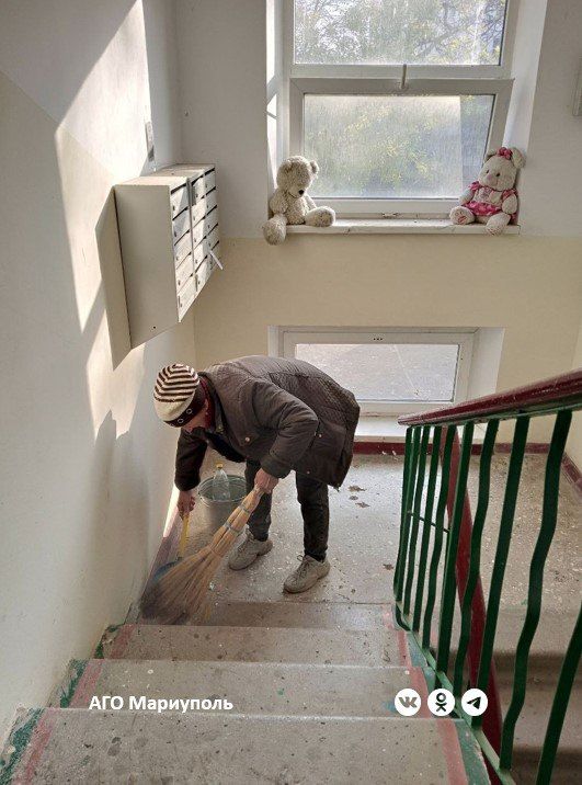 Коммунальщики провели уборку придомовых территорий в трех районах Мариуполя Коммунальщики провели уборку придомовых территорий в трех районах Мариуполя