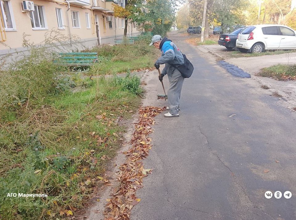 Коммунальщики провели уборку придомовых территорий в трех районах Мариуполя Коммунальщики провели уборку придомовых территорий в трех районах Мариуполя