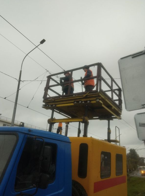 Мариупольтранс: Сотрудники службы энергохозяйства МУП "МАРИУПОЛЬТРАНС" продолжают выполнять комплекс работ по техническому обслуживанию и подготовке к зимнему периоду контактной сети трамвая