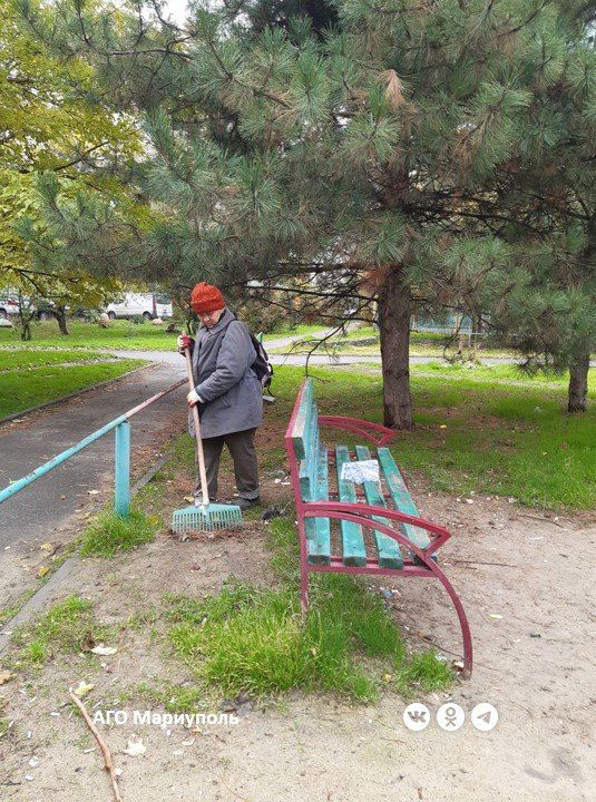 Коммунальщики провели уборку придомовых территорий в трех районах Мариуполя