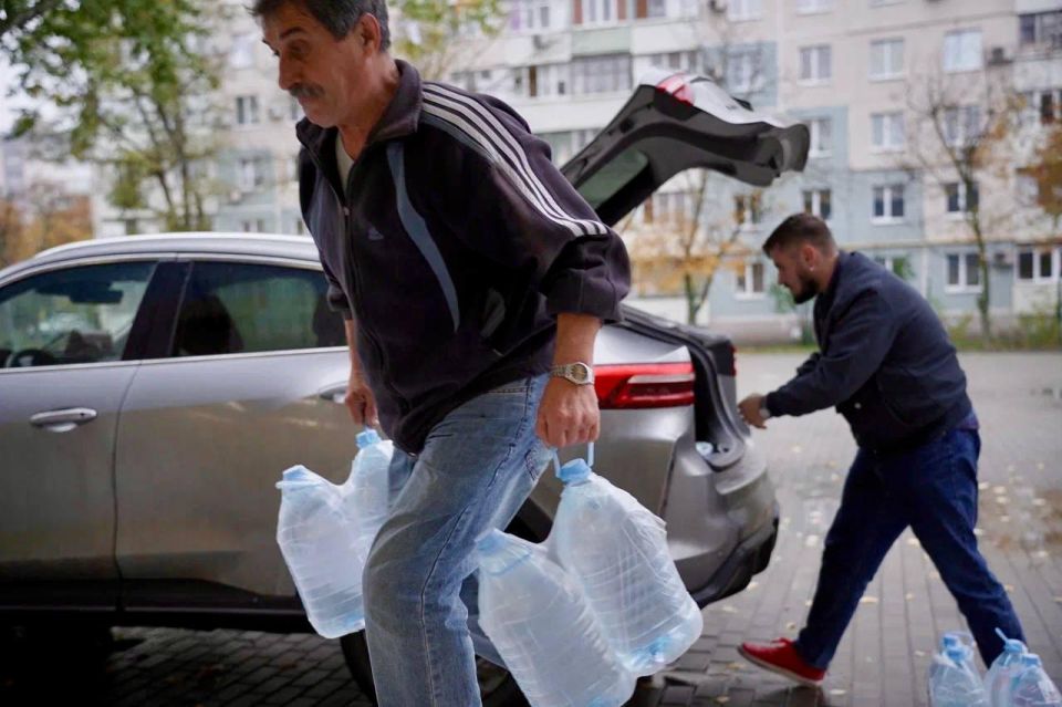 Вместе с Ресурсным центром добровольчества организовали доставку питьевой воды в школы Мариуполя Вместе с Ресурсным центром добровольчества организовали доставку питьевой воды в школы Мариуполя