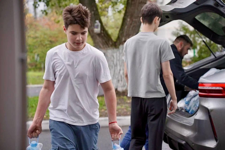 Вместе с Ресурсным центром добровольчества организовали доставку питьевой воды в школы Мариуполя Вместе с Ресурсным центром добровольчества организовали доставку питьевой воды в школы Мариуполя