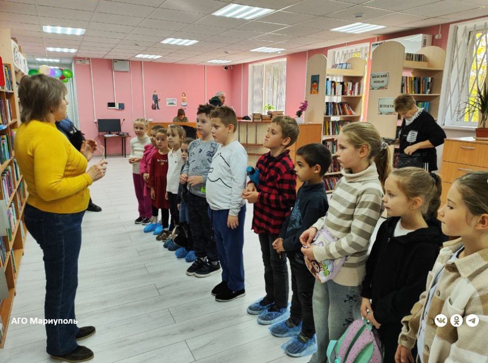 Мариупольским первоклассникам организовали экскурсию в библиотеку Мариупольским первоклассникам организовали экскурсию в библиотеку