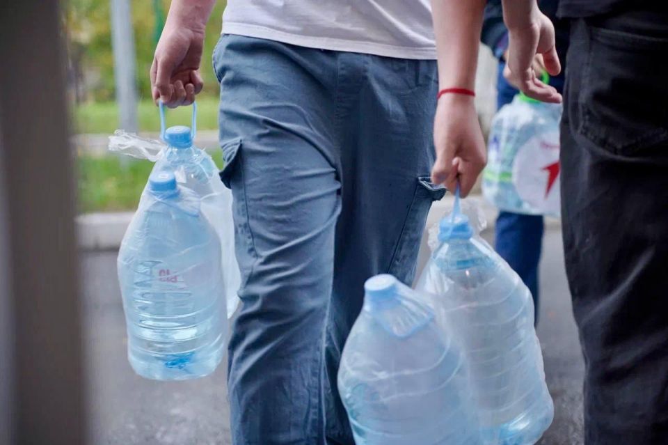 Вместе с Ресурсным центром добровольчества организовали доставку питьевой воды в школы Мариуполя Вместе с Ресурсным центром добровольчества организовали доставку питьевой воды в школы Мариуполя