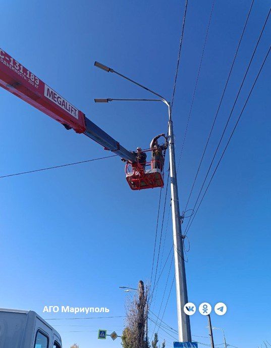 Ко Дню народного единства «Мариупольгорсвет» украшает улицы государственной символикой Ко Дню народного единства «Мариупольгорсвет» украшает улицы государственной символикой