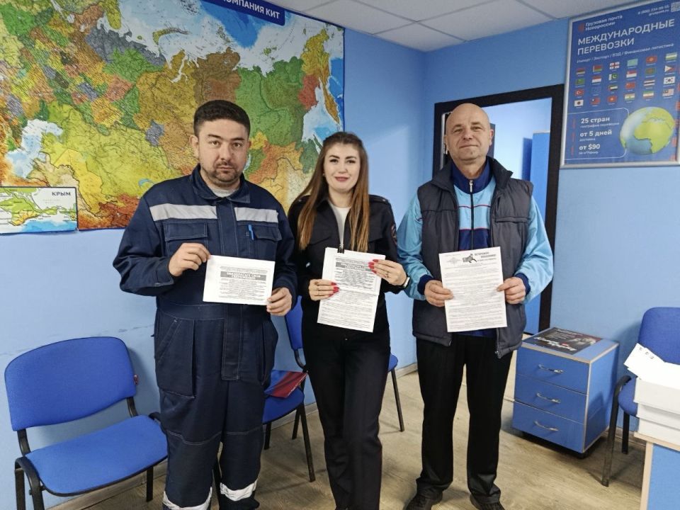 Полицейские в Мариуполе проводят профилактические беседы на предприятиях Полицейские в Мариуполе проводят профилактические беседы на предприятиях